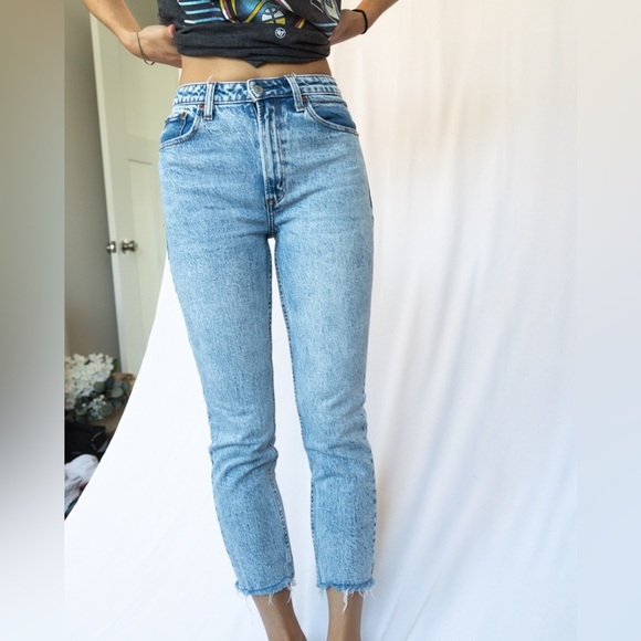 The Abercrombie High Rise Mom jean - Picture 5 of 11